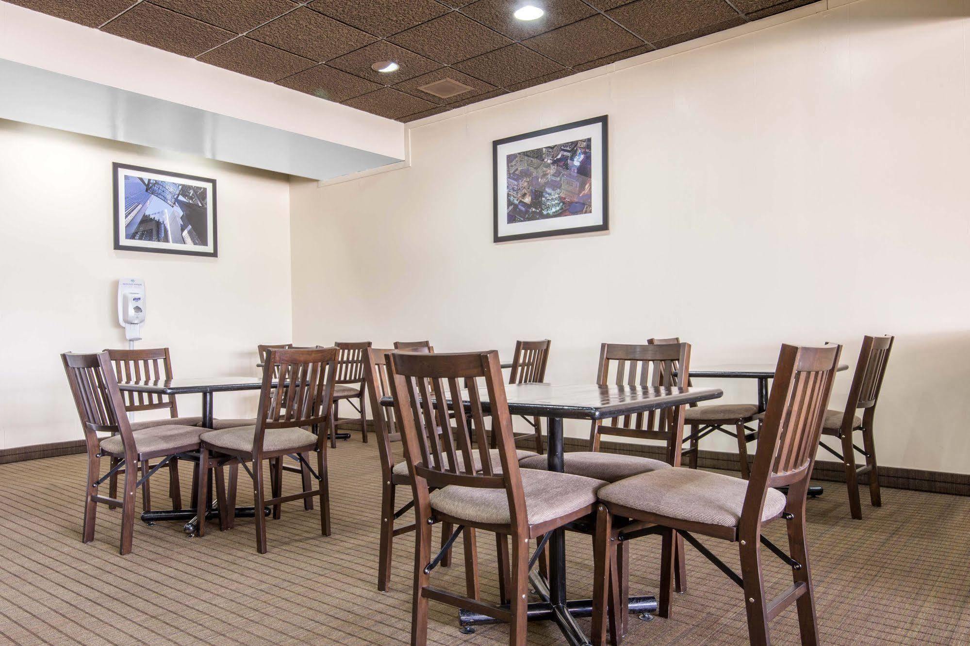 Econo Lodge Sudbury Bagian luar foto