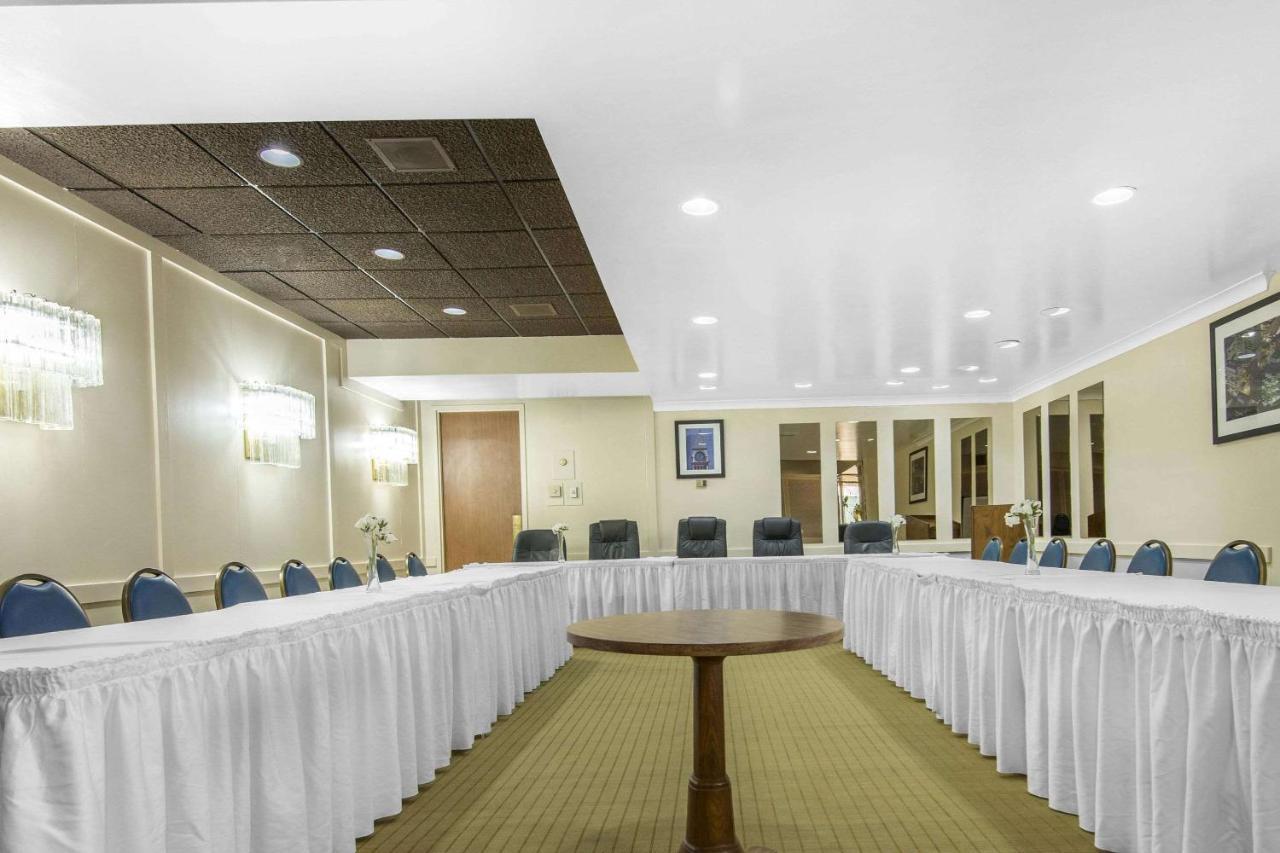 Econo Lodge Sudbury Bagian luar foto