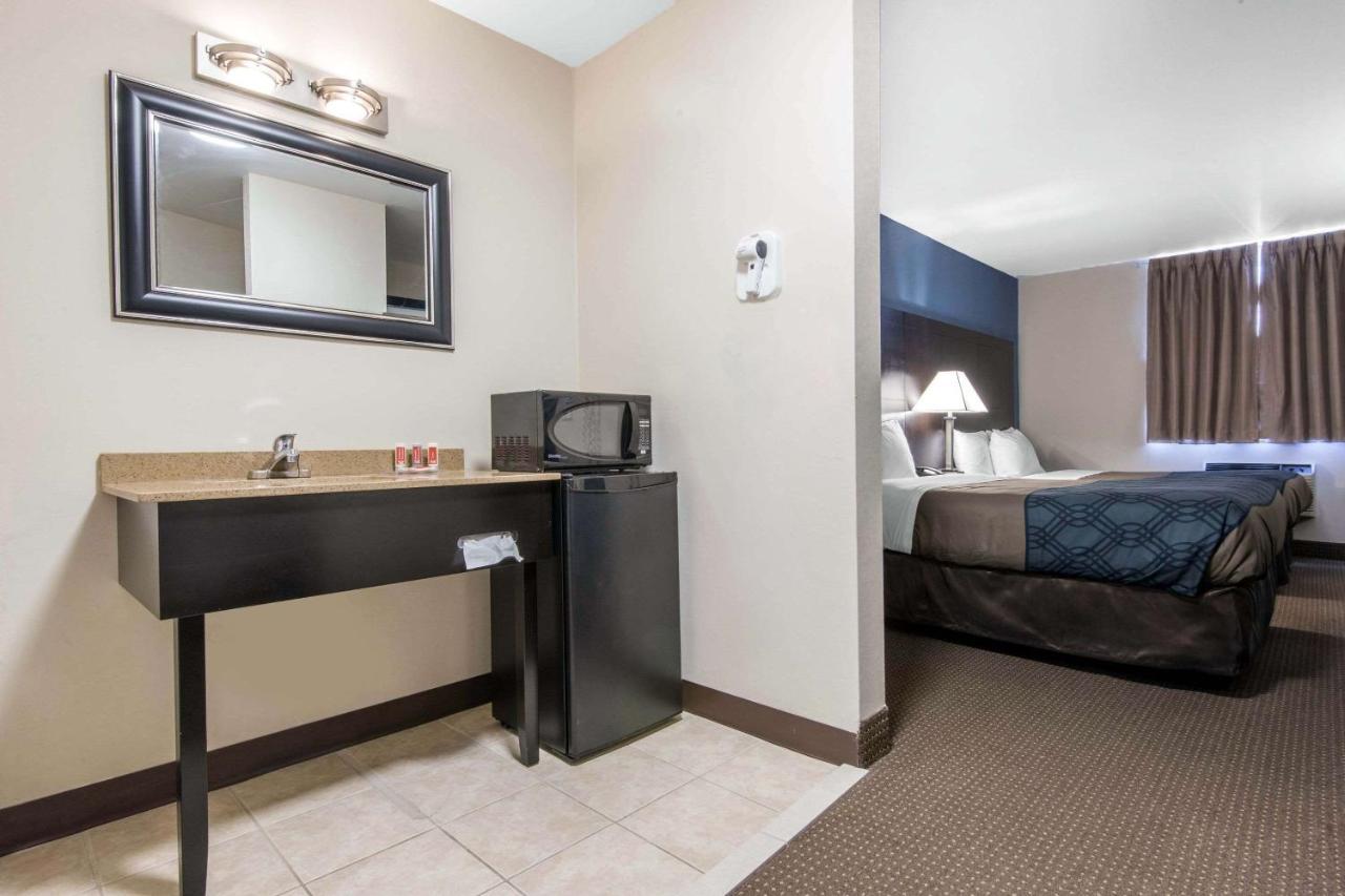 Econo Lodge Sudbury Bagian luar foto